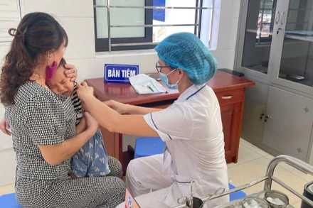 Hà Nội tăng cường tiêm vaccine phòng, chống các bệnh truyền nhiễm cho trẻ nhỏ và người lớn.