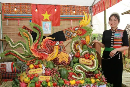 Phần thi trình bày mâm quả với tác phẩm Vĩnh Long-Tú Phượng của phường Cờ Đỏ, thị xã Mộc Châu. (Ảnh: PV)
