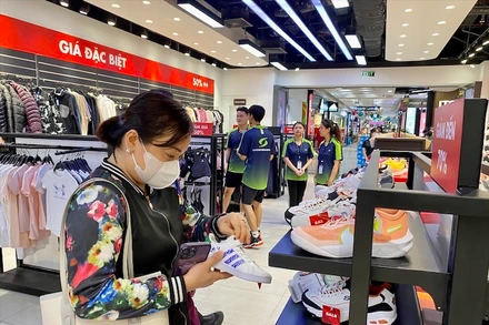 Các chương trình giảm giá sâu tới 70-100% trong sự kiện đã thu hút người tiêu dùng Thủ đô.