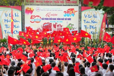 Trường THPT Huỳnh Thúc Kháng rực rỡ cờ hoa trong chương trình kỷ niệm 50 năm Ngày Giải phóng miền nam.