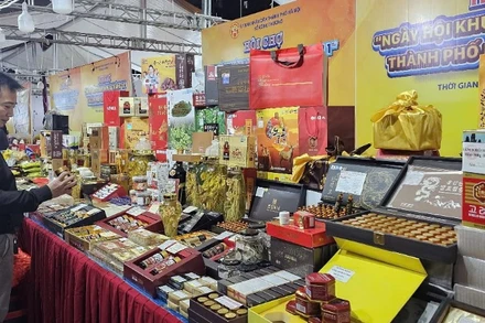 Người tiêu dùng tham quan, mua sắm tại hội chợ.