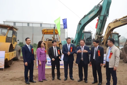 Lãnh đạo thành phố Hà Nội trao đổi về dự án với đại diện các sở, ngành, huyện Phúc Thọ và chủ đầu tư.