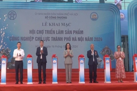 Các đại biểu thực hiện nghi thức khai mạc chương trình.