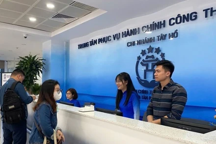 Người dân làm thủ tục hành chính tại Trung tâm Phục vụ hành chính công thành phố Hà Nội.