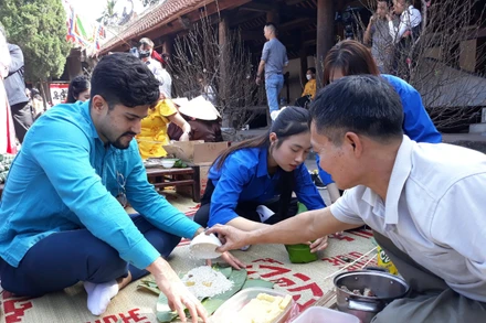 Khách quốc tế trải nghiệm Tết Việt Nam tại làng cổ Đường Lâm