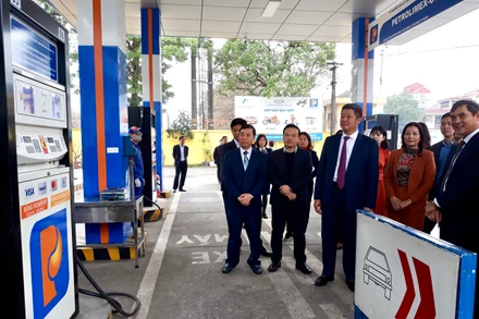 Đoàn công tác thăm cây xăng trên phố Đức Giang thuộc Công ty Xăng dầu khu vực 1 - Công ty TNHH MTV.