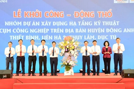 Lãnh đạo thành phố Hà Nội tặng hoa chúc mừng huyện Đông Anh.