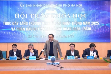 Chủ tịch Ủy ban nhân dân thành phố Hà Nội Trần Sỹ Thanh chủ trì Hội thảo.