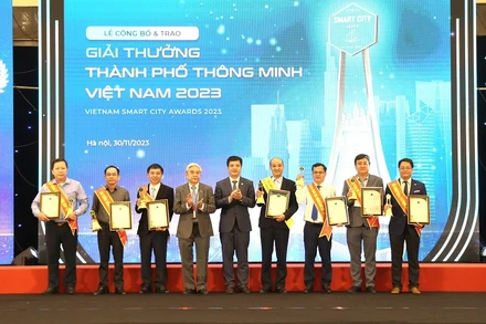 Giám đốc Sở Thông tin Truyền thông Hà Nội Nguyễn Việt Hùng (ngoài cùng bên phải) và đại diện các tỉnh, thành phố nhận giải thưởng Thành phố Thông minh Việt Nam 2023. (Ảnh: Thanh Hải)