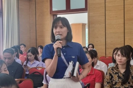 Người lao động hỏi về những quy định mới trong chính sách tiền lương và bảo hiểm tại buổi đối thoại.