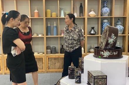 Khách tham quan tìm hiểu những sản phẩm khảm trai tiêu biểu.