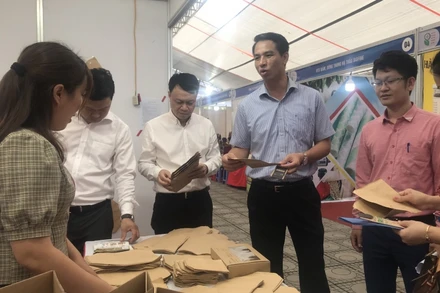 Đại diện Sở Công thương Hà Nội tìm hiểu các sản phẩm bao bì thân thiện môi trường.