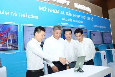 Lãnh đạo thành phố Hà Nội cùng các đại biểu trải nghiệm không gian ứng dụng AI trong quản trị tòa soạn thông minh.