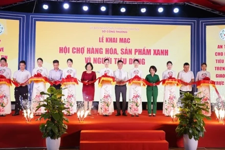 Các đại biểu cắt băng khai mạc Hội chợ.