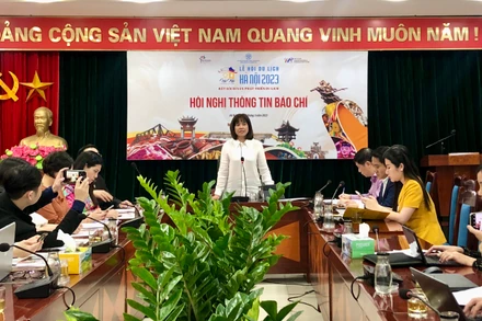 Lãnh đạo Trung tâm Xúc tiến Đầu tư, Thương mại, Du lịch Hà Nội thông tin tại buổi họp báo.