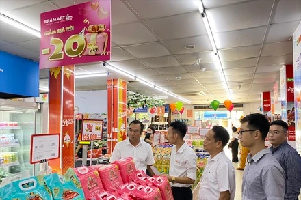 Hàng loạt mặt hàng thiết yếu được giảm giá sâu trong chương trình Tháng Khuyến mại Hà Nội.