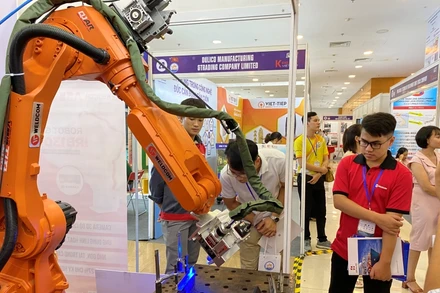 Các sản phẩm công nghiệp chủ lực của thành phố Hà Nội được giới thiệu tại Hội chợ.