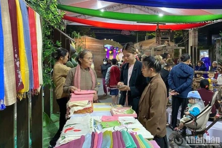 Giới thiệu sản phẩm lụa tơ tằm truyền thống Việt Nam tại lễ hội thương hiệu sản phẩm thời trang.