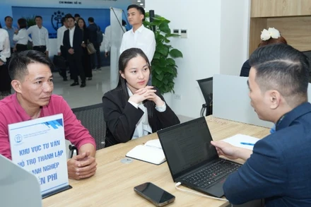 Cán bộ Trung tâm Phục vụ hành chính công thành phố Hà Nội tư vấn lĩnh vực thành lập doanh nghiệp cho người dân.