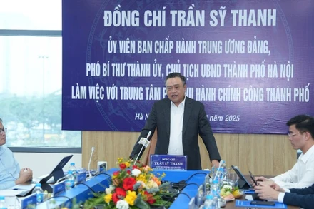 Đồng chí Trần Sỹ Thanh làm việc với Trung tâm Phục vụ hành chính công thành phố Hà Nội. 