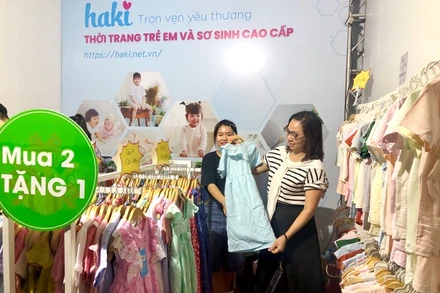 Người tiêu dùng tham quan, mua sắm các sản phẩm thời trang, làm đẹp tại sự kiện.