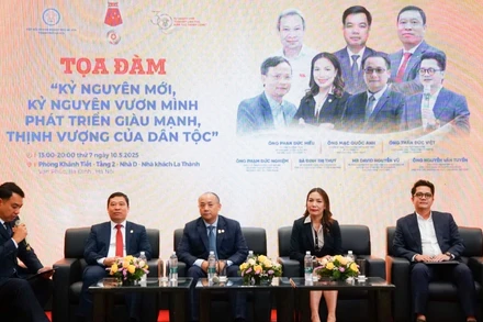 Các diễn giả tham gia tọa đàm “Kỷ nguyên mới - Kỷ nguyên vươn mình phát triển giàu mạnh, thịnh vượng của dân tộc”.