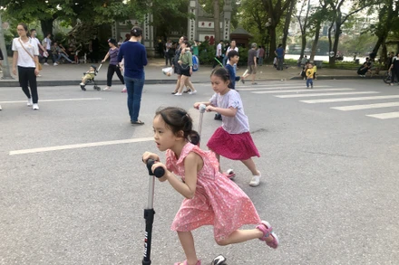 Không gian phố đi bộ Hồ Gươm đã trở thành không gian vui chơi, giải trí của đông đảo người dân. 