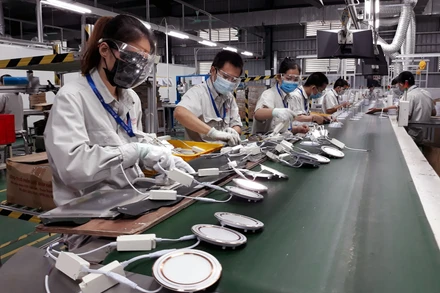 Sản xuất tại Công ty cổ phần bóng đèn phích nước Rạng Đông.