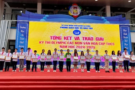 Quận Ba Đình tuyên dương, khen thưởng các em học sinh đoạt giải trong Kỳ thi Olympic các môn văn hóa lớp 6, 7, 8 năm học 2024-2025. (ẢNH: NGUYÊN TRANG)