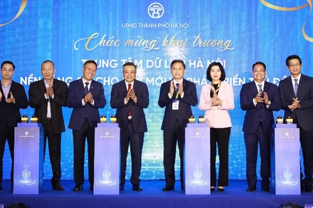 Các đại biểu thực hiện nghi thức khai trương Trung tâm.