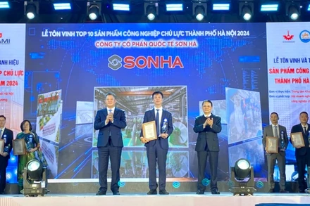 Lãnh đạo thành phố Hà Nội trao chứng nhận TOP 10 sản phẩm công nghiệp chủ lực năm 2024.