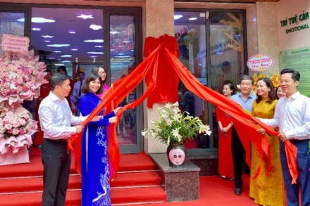 Các đại biểu thực hiện nghi thức gắn biển công trình.