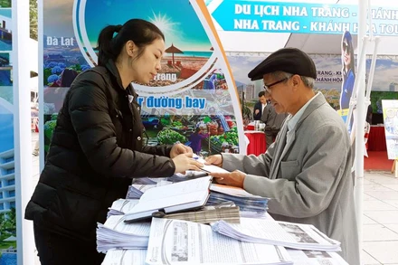 Doanh nghiệp giới thiệu các tour du lịch tới người dân tại Lễ hội Du lịch Hà Nội năm 2023.