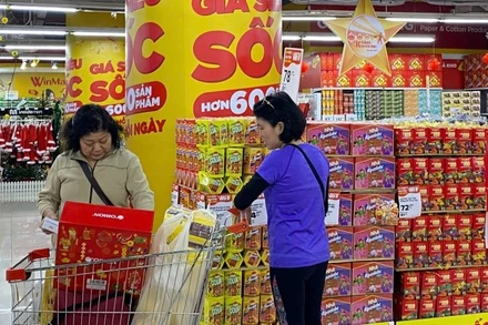 Người tiêu dùng mua sắm tại siêu thị Winmart Royal City (Hà Nội).