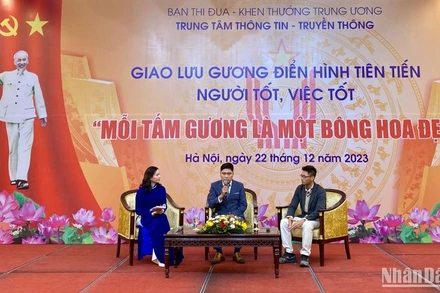 Các gương điển hình tiên tiến chia sẻ những cách làm hay, ý nghĩa của mình.