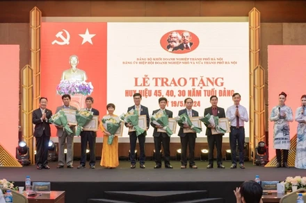 Lãnh đạo Hiệp hội trao huy hiệu "30, 40, 45 tuổi Đảng” cho các Đảng viên của Hiệp hội.