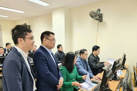 Lãnh đạo Sở Thông tin và Truyền thông Hà Nội cùng Công ty TNHH Hệ thống thông tin FPT kiểm tra công tác tổ chức tập huấn.