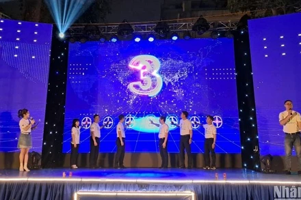 Các đại biểu thực hiện nghi thức tắt điện hưởng ứng Giờ Trái đất năm 2024.