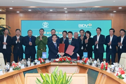 Lễ ký kết giữa Trung tâm Phục vụ hành chính công thành phố Hà Nội và Ngân hàng BIDV. 