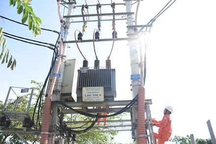 Nắng nóng gay gắt kéo dài tiềm ẩn nguy cơ xảy ra sự cố lưới điện.