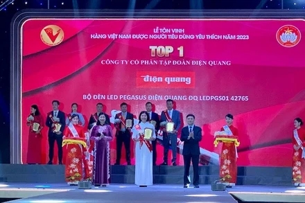Ban tổ chức trao chứng nhận Top 1 Hàng Việt Nam được người tiêu dùng yêu thích năm 2023 cho các doanh nghiệp đoạt giải.