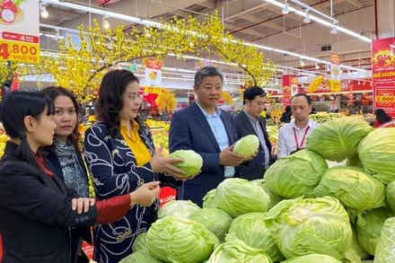 Đồng chí Nguyễn Mạnh Quyền (giữa) kiểm tra công tác cung ứng hàng hóa trên địa bàn.