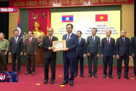 Trao huân, huy chương của Lào cho tập thể, cá nhân tỉnh Thái Nguyên