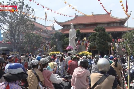 Người dân thành phố Hồ Chí Minh háo hức du Xuân ngày đầu năm mới