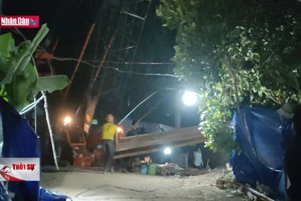 Tiếp tục xuyên đêm giải cứu bé trai lọt xuống trụ bê-tông