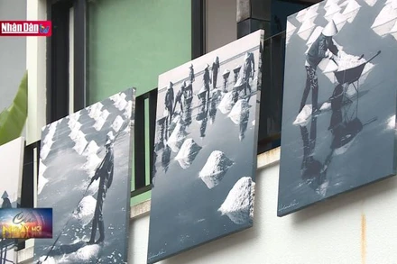 Triển lãm ảnh nghệ thuật ''Chạm Việt Nam''