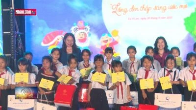 Phó Chủ tịch nước thăm, tặng quà Tết Trung thu tại Đắk Lắk