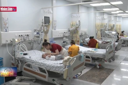 Trẻ bị sốt xuất huyết nhưng nhầm lẫn với bệnh tay chân miệng