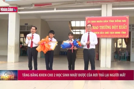 Tặng bằng khen cho 2 học sinh nhặt được của rơi trả lại người mất