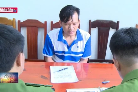 Bắt đối tượng tạt a xít vào mặt vợ